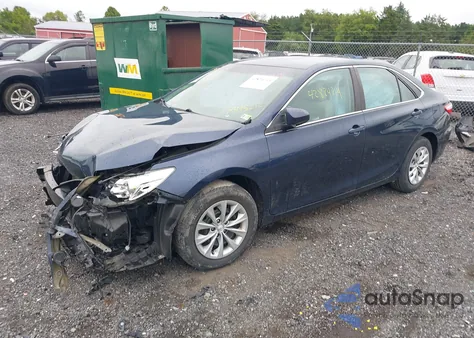 2015 Toyota Camry Le/Xle/Se/Xse z USA, uszkodzony, nr VIN 4T4BF1FK9FR495212